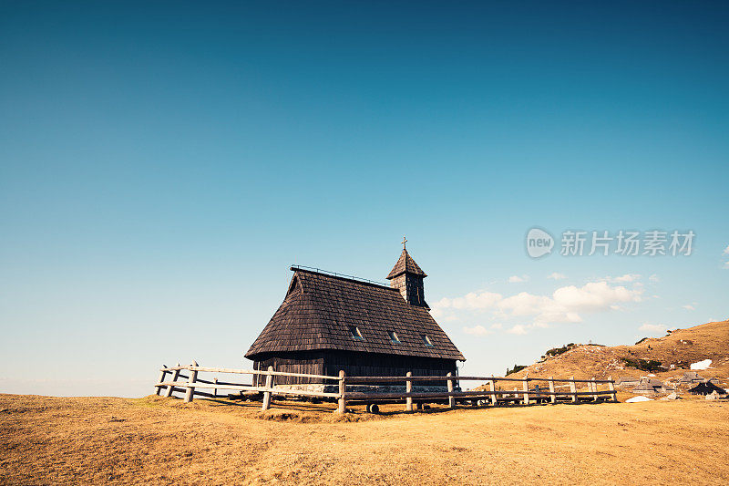 Velika Planina上的老木制教堂